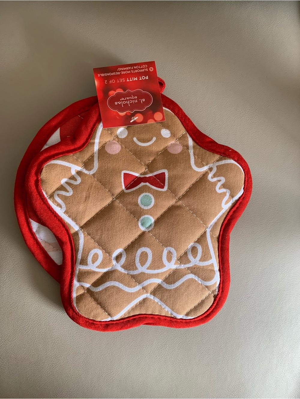 St. Nicholas Square Red and Brown Gingerbread Star Pot Mitt Set
